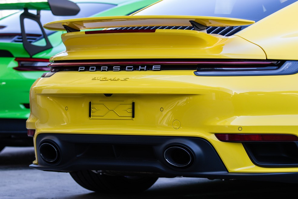 Traseira do 911 Turbo S tem novas lanternas e aerofólio maior — Foto: Divulgação