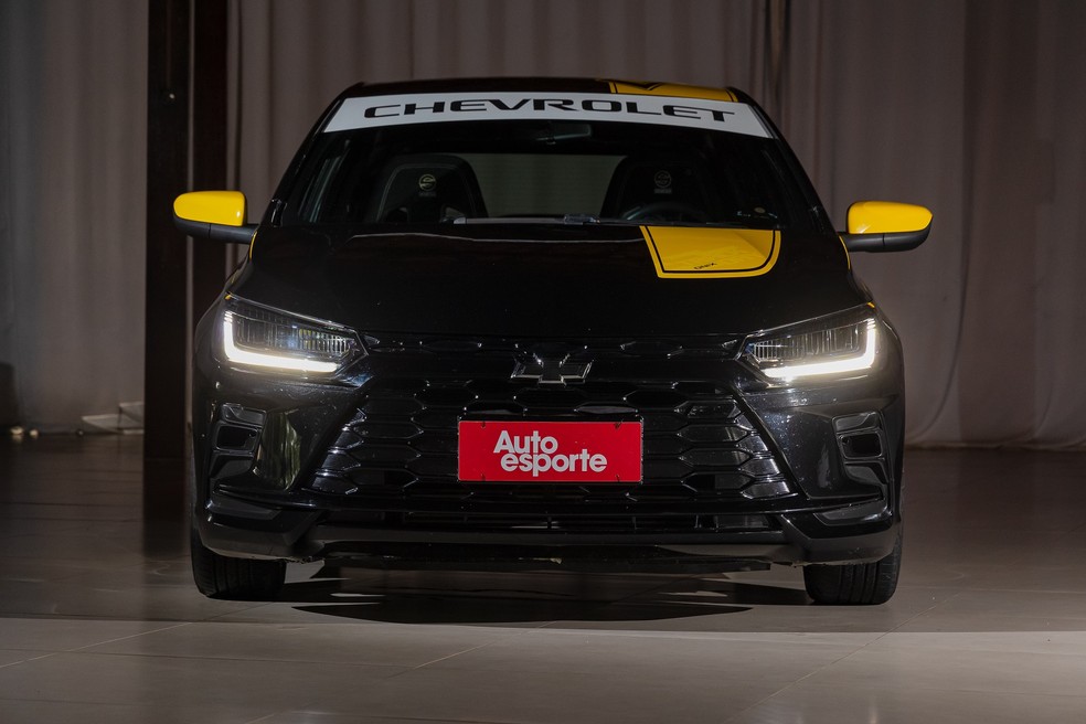 Versão Track Day se inspirou na RS. Até a "gravatinha" da Chevrolet foi pintada de preto — Foto: Renato Durães/Auto News Brasil