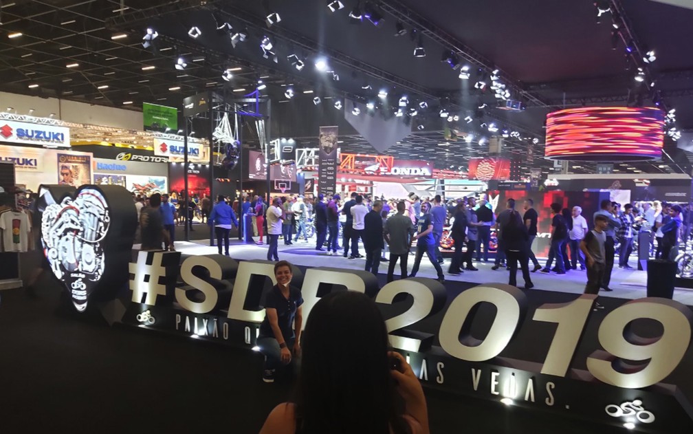 Público começa a circular pelo Salão Duas Rodas 2019, no dia de abertura — Foto: André Paixão/G1