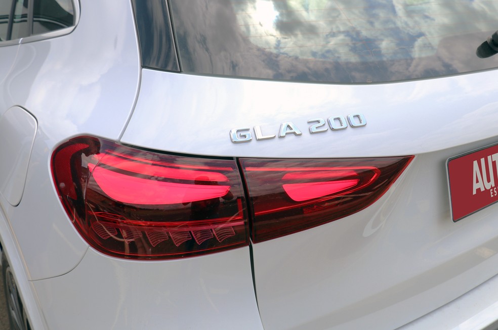 Lanternas do Mercedes-Benz GLA 200 têm um novo arranjo de luzes — Foto: André Paixão/Auto News Brasil