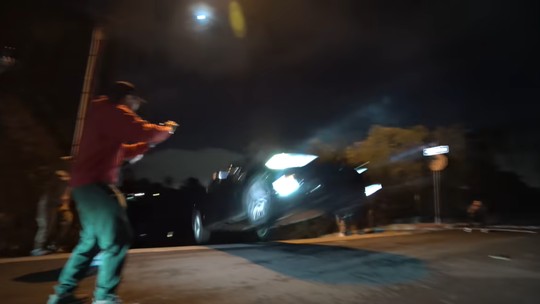 Polícia está à procura do tiktoker que viralizou ao destruir um Tesla em salto desastrado