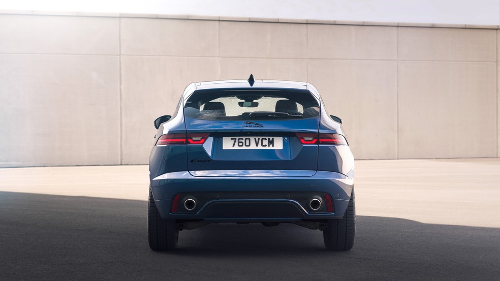 Traseira do Jaguar E-Pace continua com escapamento duplo — Foto: Divulgação