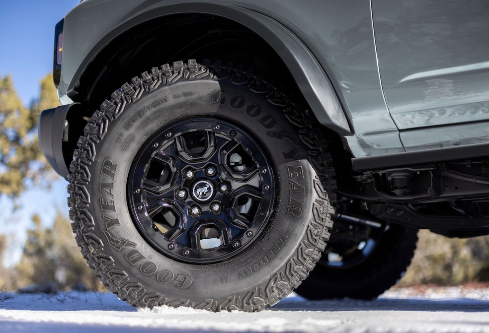 Ford Bronco Wildtrak tem pneus Mud Terrain LT315/70 R17 — Foto: Divulgação/Ford