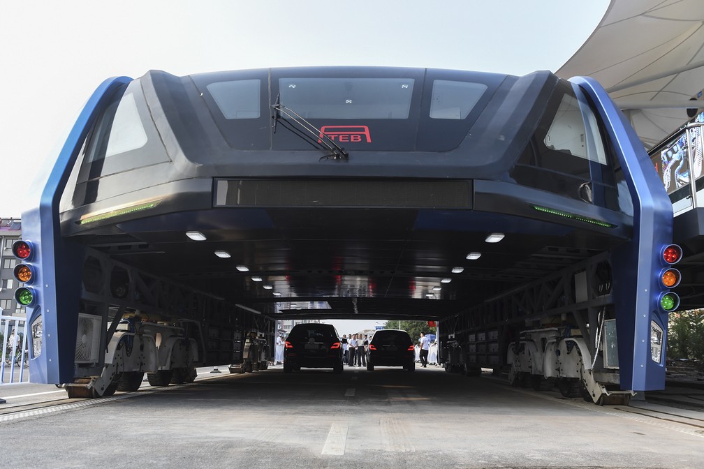 Superônibus é testado na China, em agosto de 2016 — Foto: (Luo Xiaoguang/Xinhua via AP)