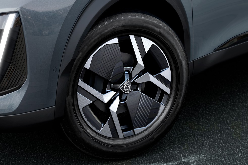 Peugeot 2008 2025 terá as belas rodas com desenho assimétrico — Foto: Divulgação