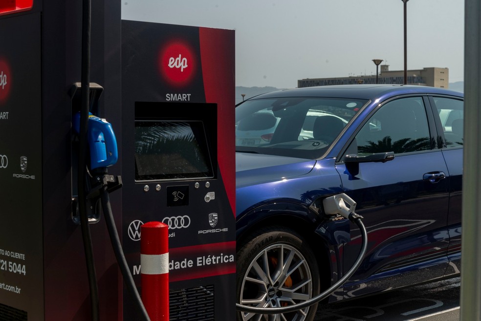 Veículos elétricos podem ser carregados em corrente alternada, recarga lenta, ou em corrente contínua, que gera recarga rápida — Foto: Posto de recarga ultrarrápida. Divulgação