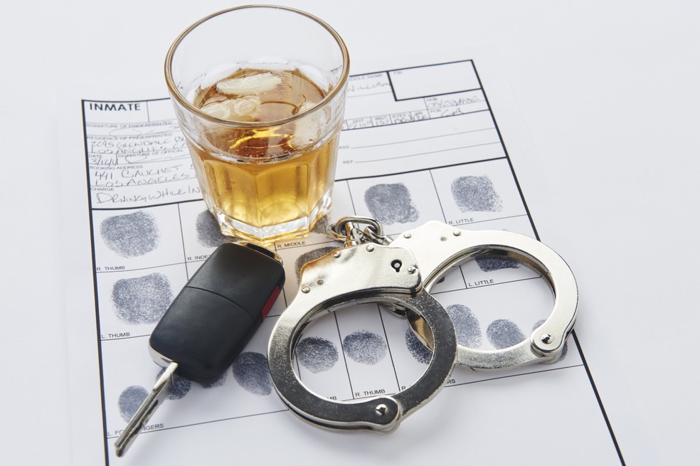 Motorista flagrado dirigindo alcoolizado pode pegar de seis meses a três anos de prisão — Foto: Getty Images