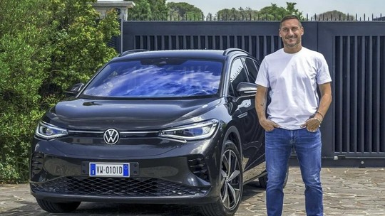 Ídolo da Roma, ex-jogador Totti se rende aos carros elétricos e agora roda de VW ID.4 GTX