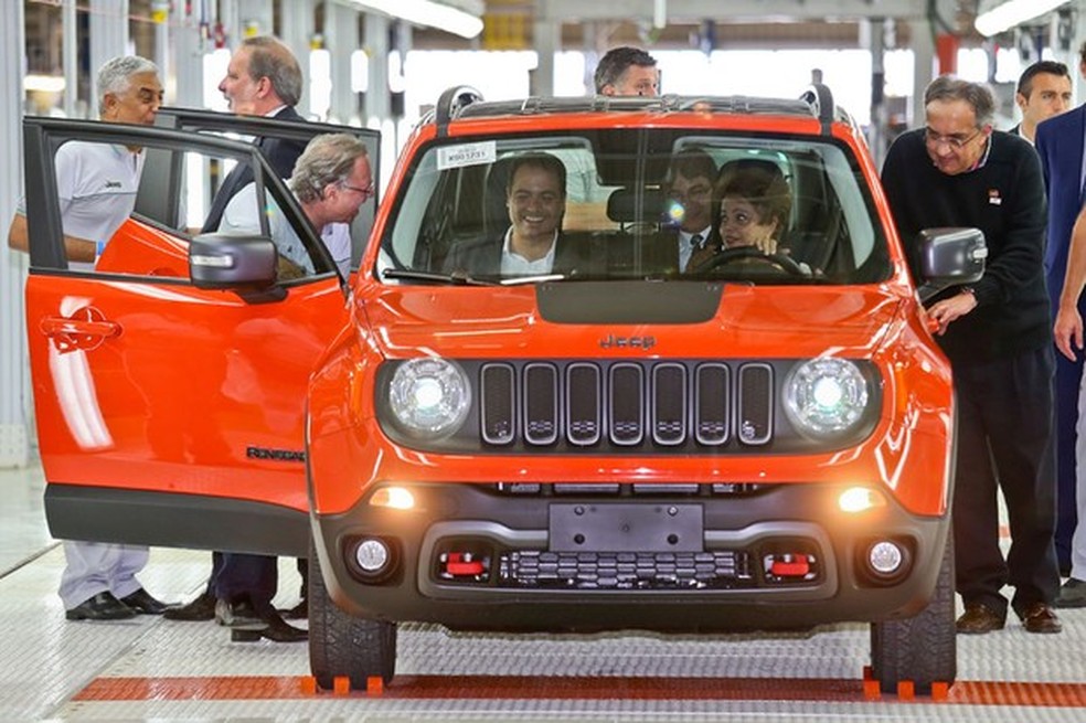 Dilma Rousseff conhece o Renegade ao lado de Sergio Marchionne na inauguração da fábrica da Jeep (Foto: Rafael Neddermeyer / FCA) — Foto: Auto Esporte