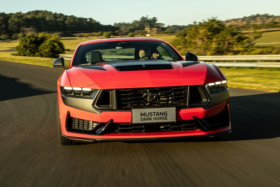 Ford Mustang Dark Horse traz detalhes escurecidos na carroceria  — Foto: Divulgação