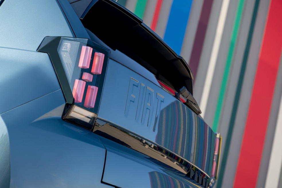 Faróis pixelados do Fiat Grande Panda Hybrid combinam estilo futurista com vibe retrô — Foto: Divulgação