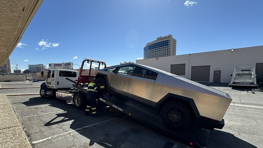 Tesla Cybertruck: falha deixa donos trancados dentro da caminhonete