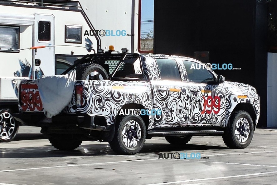 Toyota Hilux elétrica - flagra traseiro (Argentina)