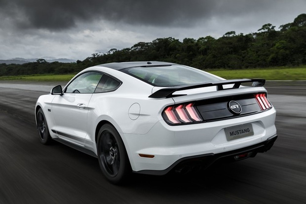 Ford Mustang Black Shadow cala esportivos europeus com seu V8 e visual