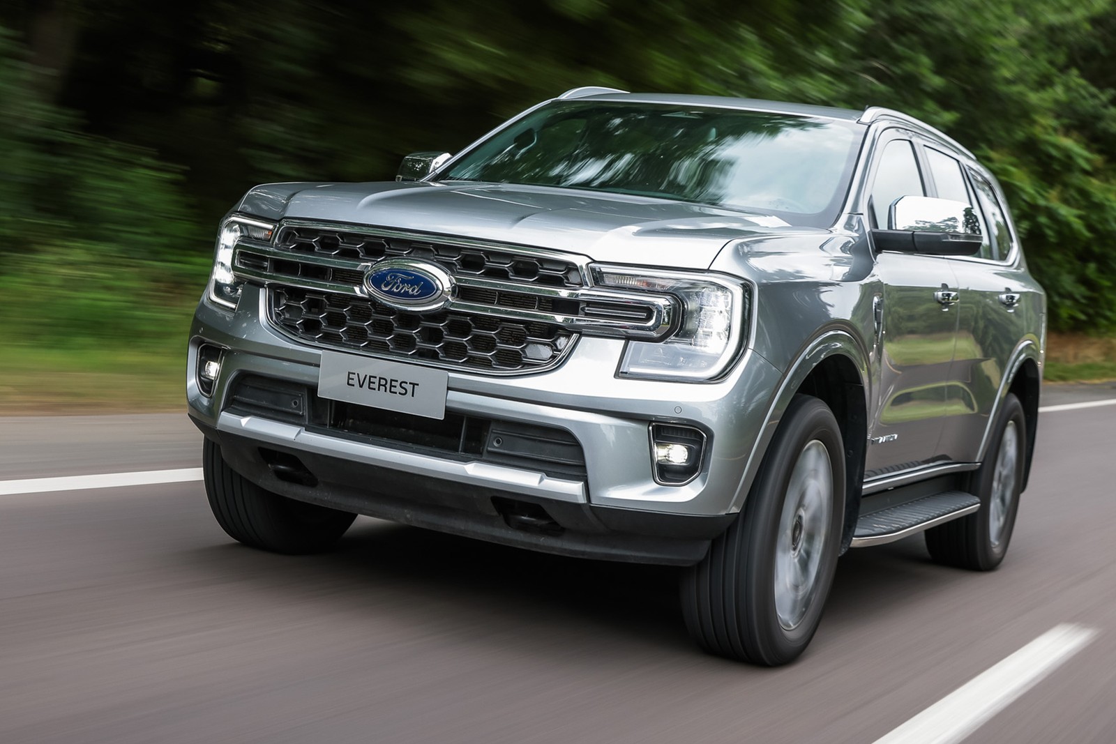 Ford Everest - rodando em estrada — Foto: Divulgação/Ford