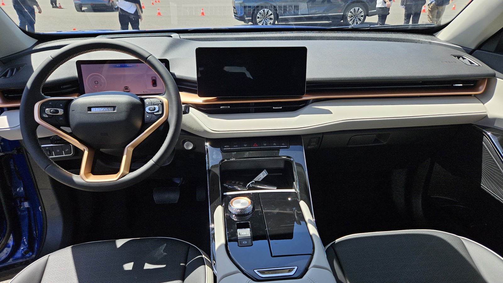 Painéis internos e raio inferior do volante do GWM Haval H6 PHEV19 2025 receberão acabamento em cobre — Foto: Leonardo Felix/Auto News Brasil