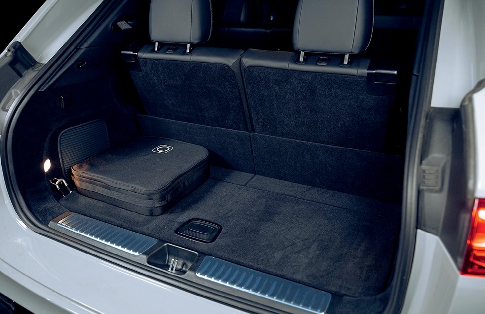 Porta-malas do Mercedes-Benz EQS SUV é de 645 litros — Foto: Fabio Aro/Auto News Brasil