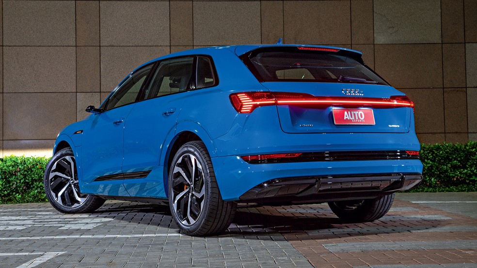 O Audi é espaçoso e tem porta-malas de 600 litros — Foto: Renato Durães/Auto News Brasil