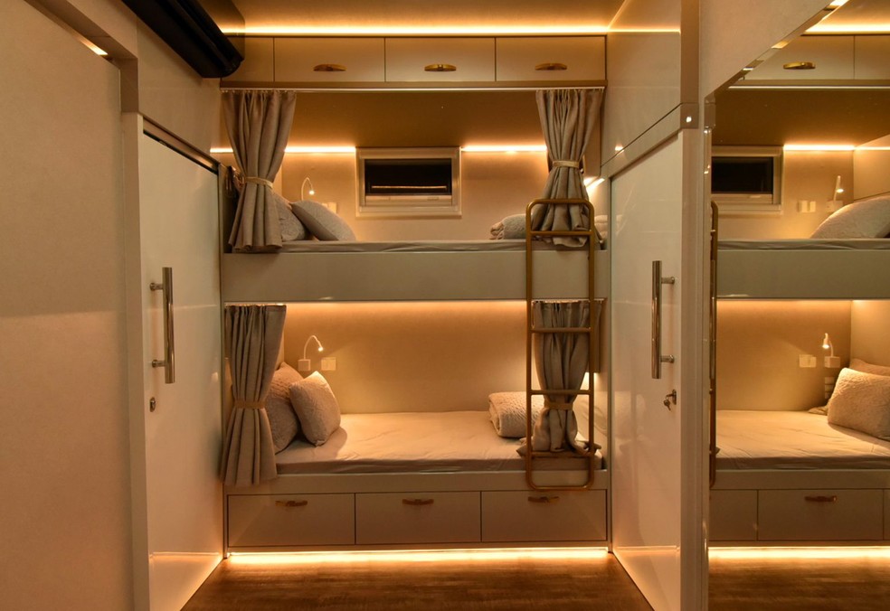 Camas do motorhome têm massagem e televisores individuais — Foto: Divulgação/Mercedes-Benz