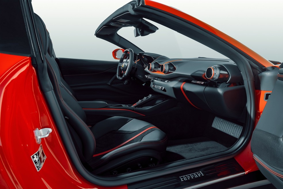 O interior da Ferrari 812 GTS Novitec permanece majoritariamente igual ao modelo de fábrica — Foto: Divulgação