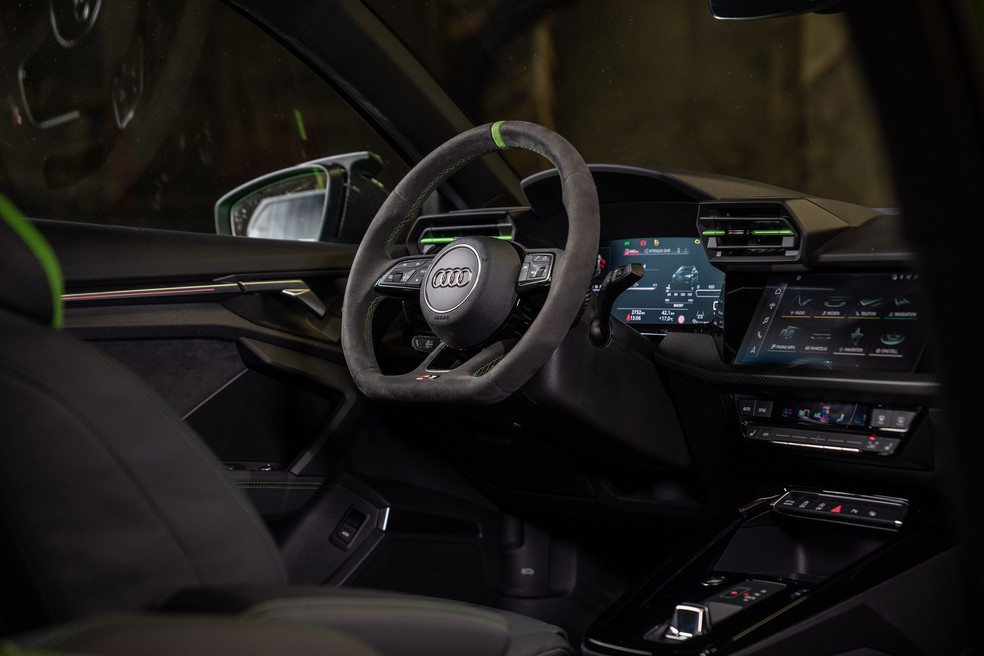 Interior é recheado de Alcantara e há detalhes do acabamento na cor da carroceria  — Foto: Divulgação