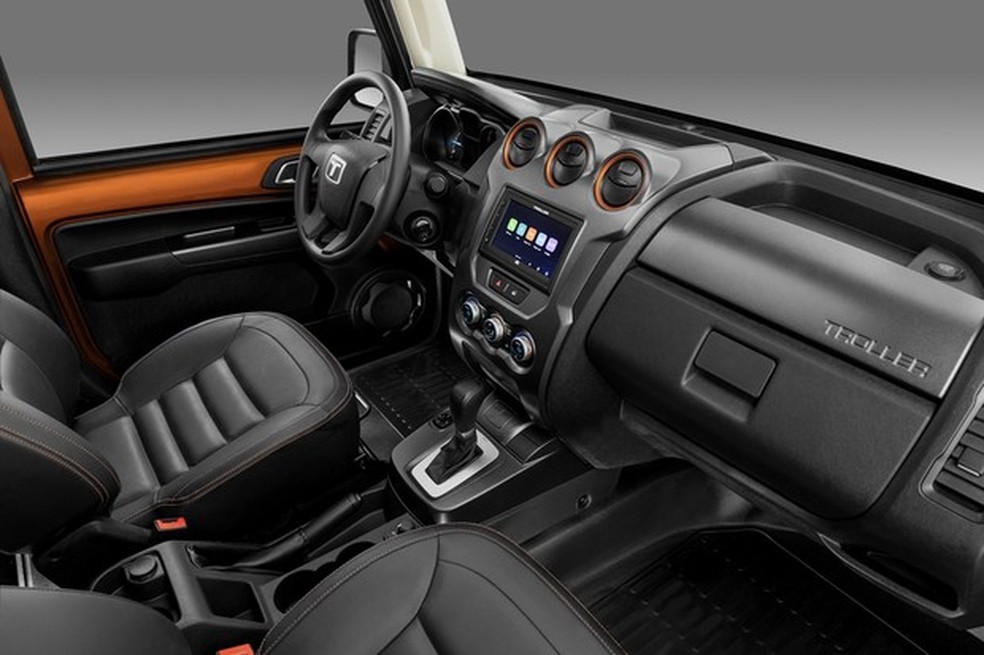 Interior tem costuras em laranja (Foto: André Schaun/Auto News Brasil ) — Foto: Auto Esporte