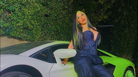 Sem habilitação, Cardi B tem uma coleção de carros de dar inveja