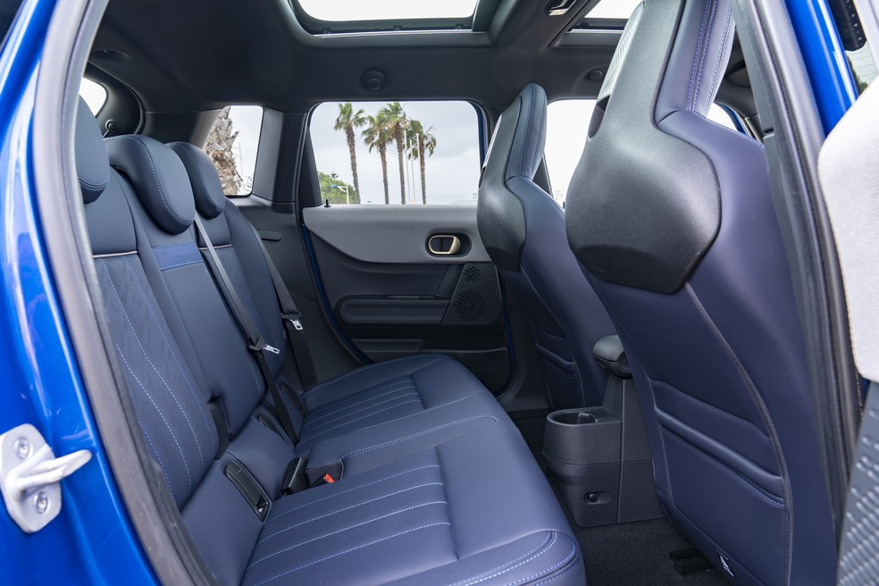 Mini Cooper S 2025 de 5 portas 2025 tem entre-eixos maior para acomodar passageiros; teto solar panorâmico também é diferencial da cabine — Foto: Divulgação