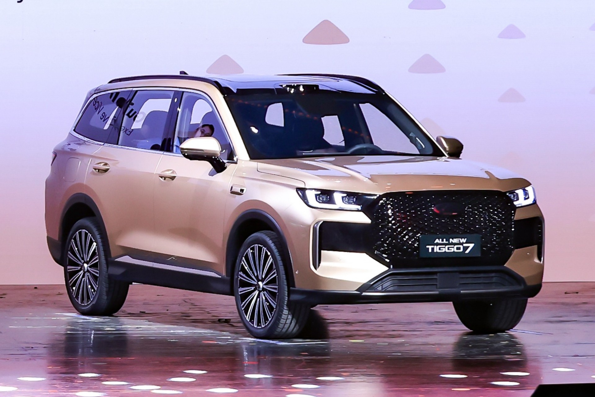 Novo Chery Tiggo 7 fica maior, mais refinado e com inédito irmão Tiggo X7