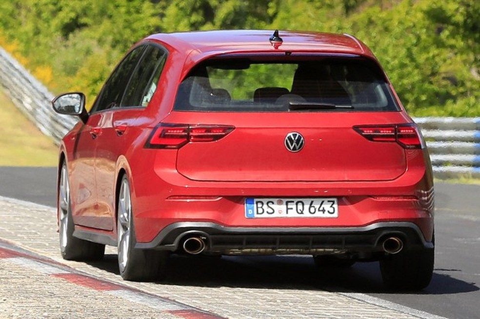 Saídas de escapamento são mais largas que no GTI (Foto: Automedia) — Foto: Auto Esporte