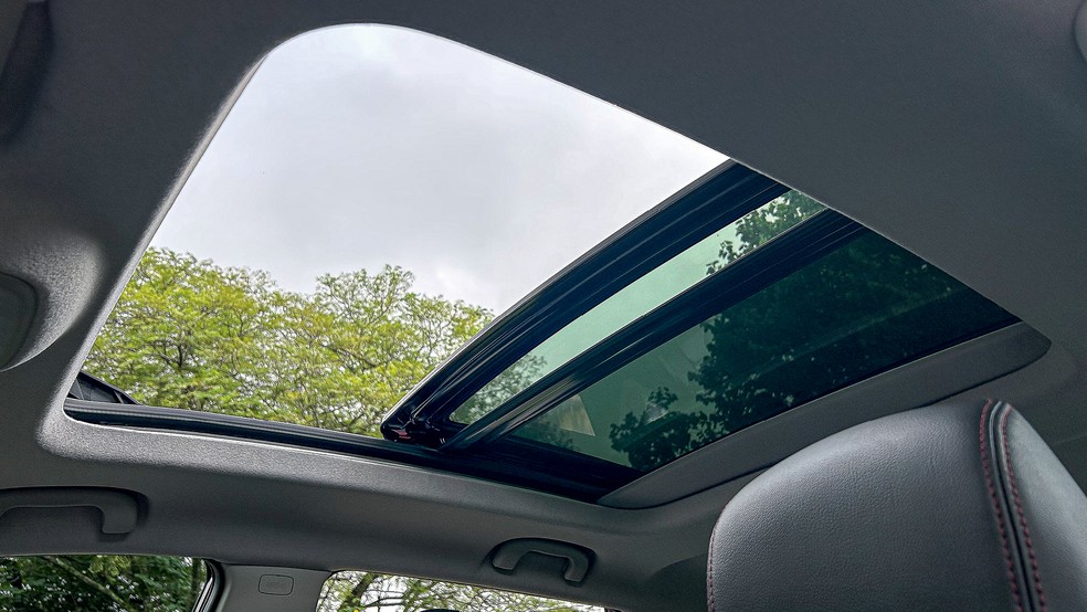 Teto solar  e itens de estilo formam o pacote pseudoesportivo — Foto: André Paixão/Auto News Brasil