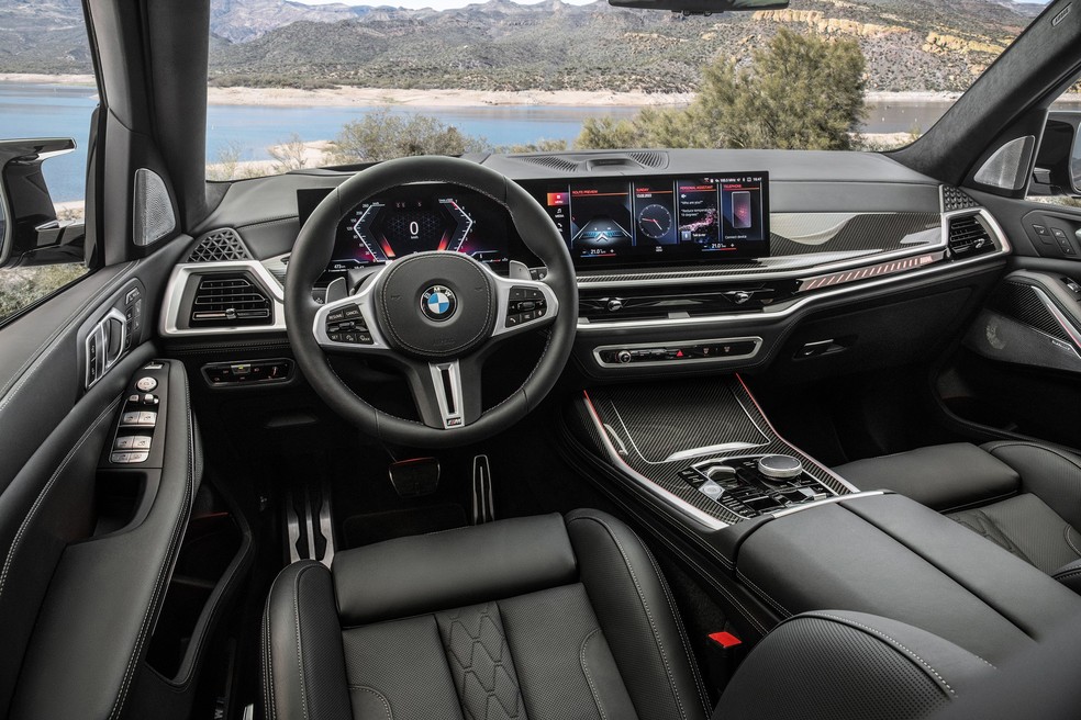 Novo BMW X7 M60i traz o interior atualizado com tela curva e integrada do painel de instrumento e central multimídia — Foto: Divulgação