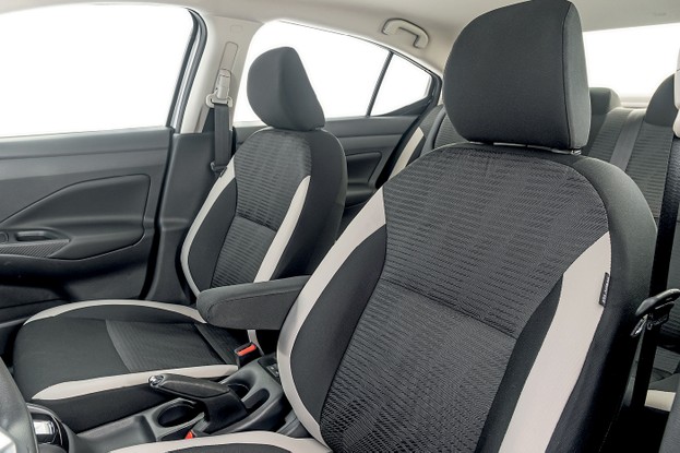 Nissan Versa Sense - Interior agrada no visual e ao tato. Acabamento justo e oferta generosa de equipamentos