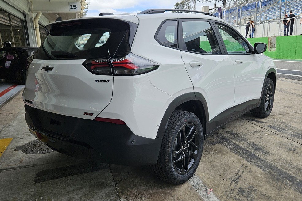 Chevrolet Tracker RS 2026 traseira — Foto: Leonardo Felix/Auto News Brasil