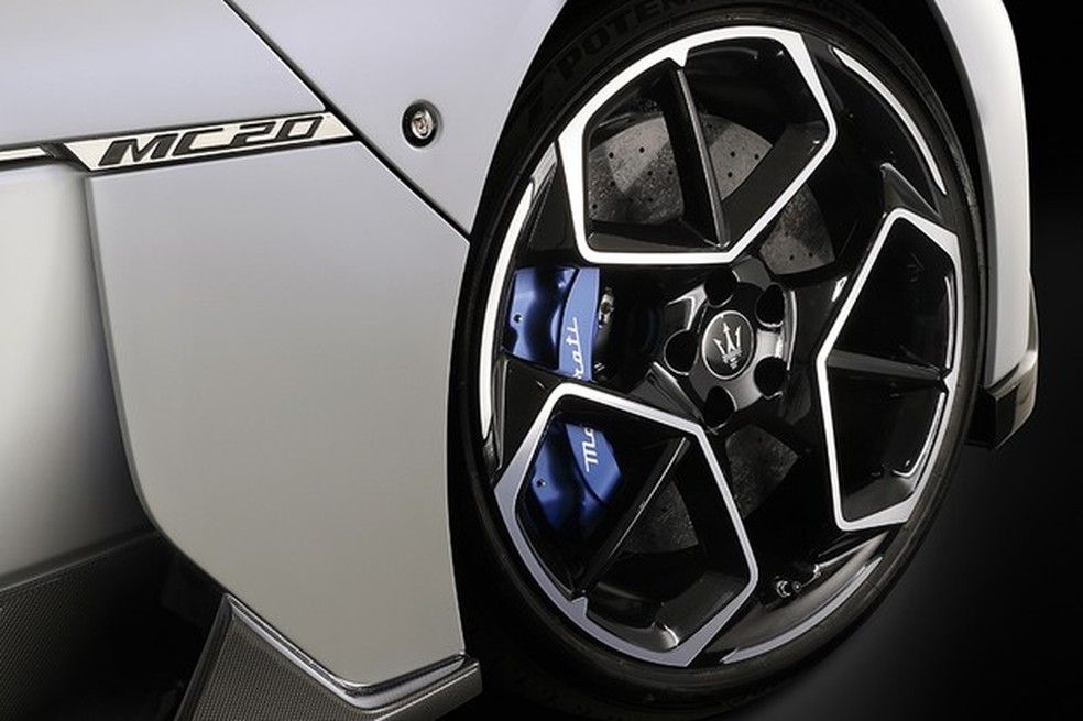 As rodas têm três grandes elementos que também significam os dentes do tridente, logotipo da Maserati (Foto: Divulgação) — Foto: Auto Esporte