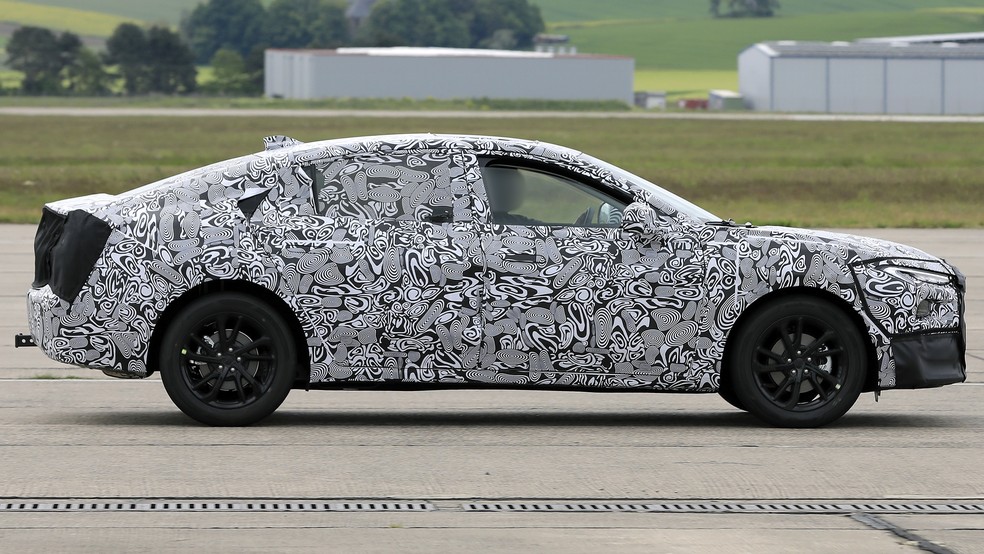 O sucessor do Fusion/Mondeo pode até não manter o nome, mas terá estilo mais próximo de um sedã — Foto: Automedia