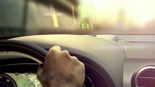 Bentley revela teaser do interior do seu primeiro SUV