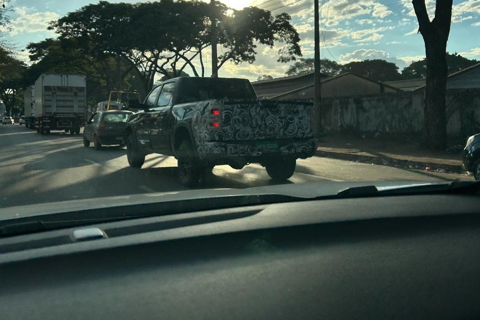 Ram 1500 Rebel já foi vista em testes no Brasil — Foto: Reprodução/BFMS