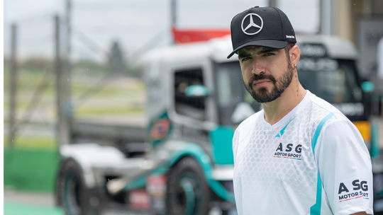 Caio Castro irá correr com caminhões na Copa Truck; ator já competiu em corridas de Porsche