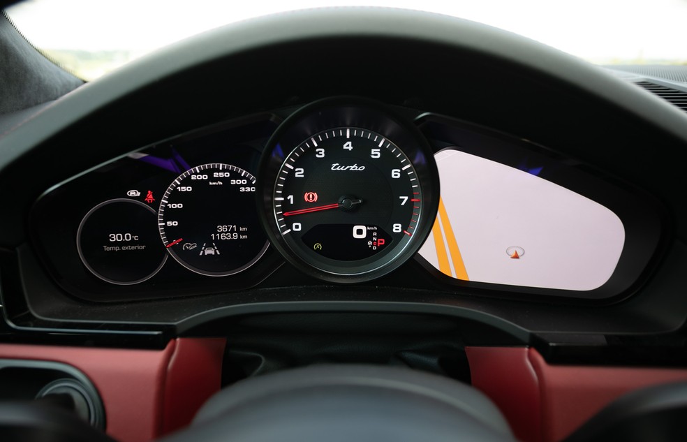 Quadro de instrumento com telas digitais do Porsche Cayenne Turbo — Foto: Marcelo Brandt/G1