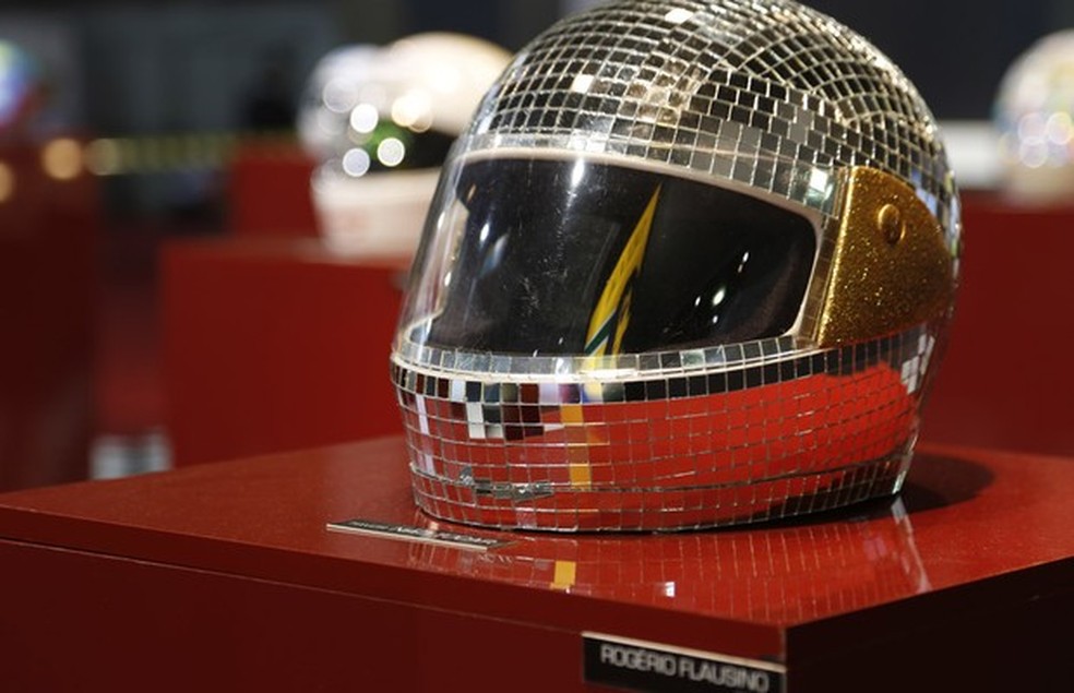 Capacete feito por Rogério Flausino para a exposição Senna na Cabeça e no Coração (Foto: Gustavo Maffei/ Auto News Brasil) — Foto: Auto Esporte