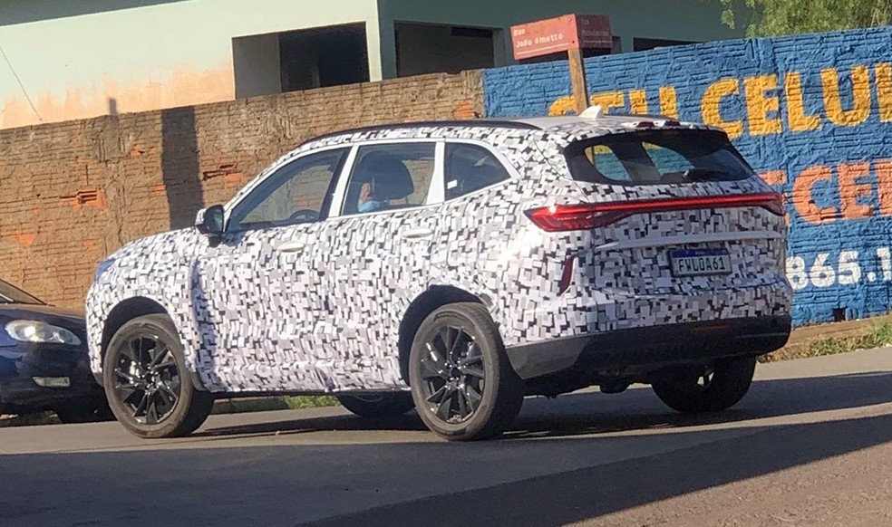 Haval H6 foi flagrado em Iracemápolis (SP), sede da Great Wall Motors — Foto: Alison Felipe / Auto News Brasil