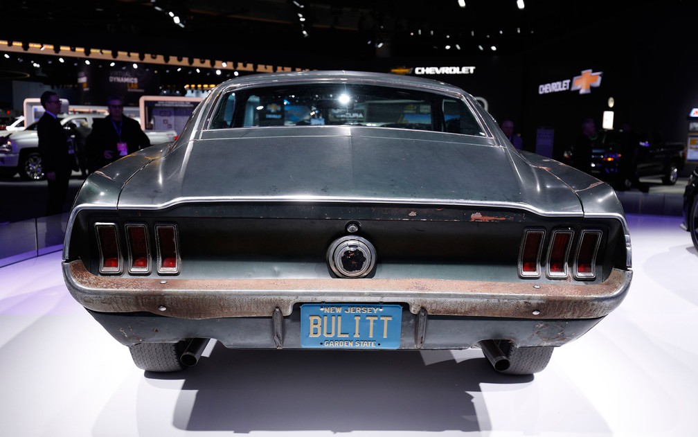 Mustang do filme 'Bullitt', que inspirou versão da atual geração, é exibido no Salão de Detroit — Foto: Bill Pugliano/AFP