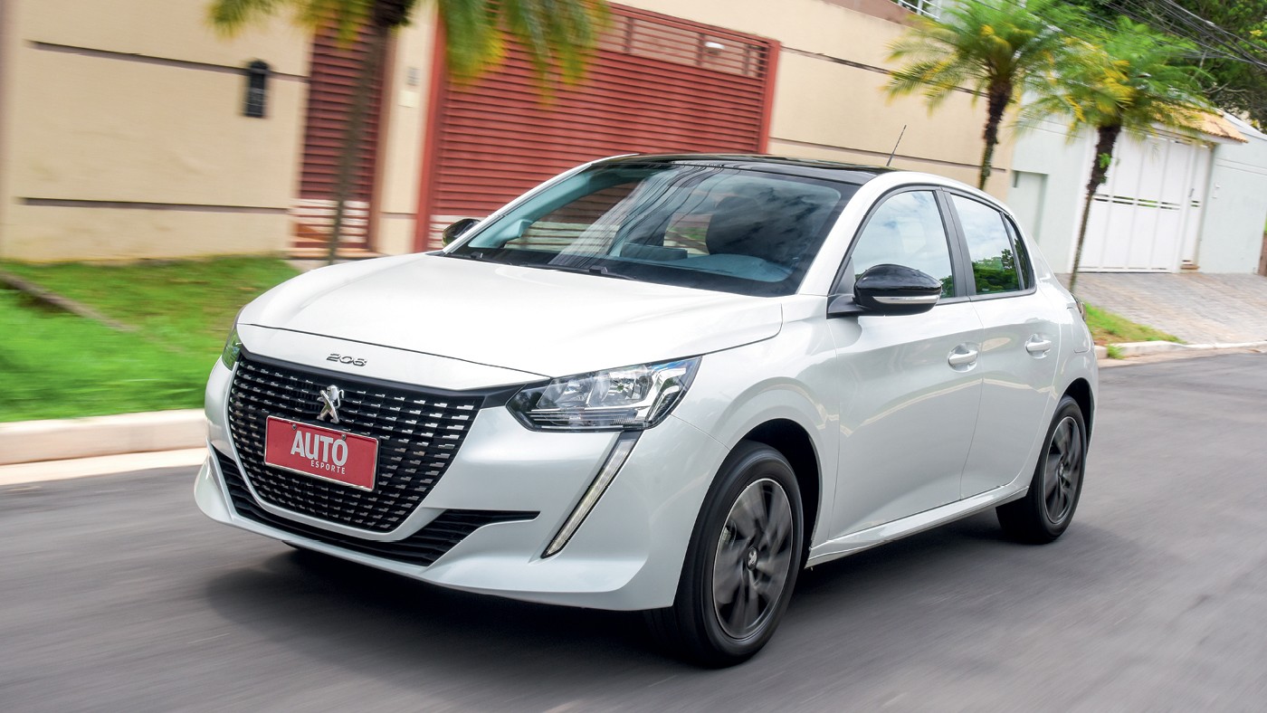 Peugeot 208 turbo x Renault Kwid elétrico: qual entrega mais por R$ 99.990