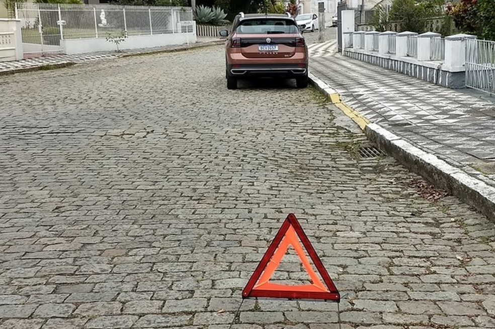 O triângulo deve ficar afastado do carro. Quanto mais rápida a via, mais longe ele deve ser posicionado (Foto: Rodrigo Ribeiro) — Foto: Auto Esporte