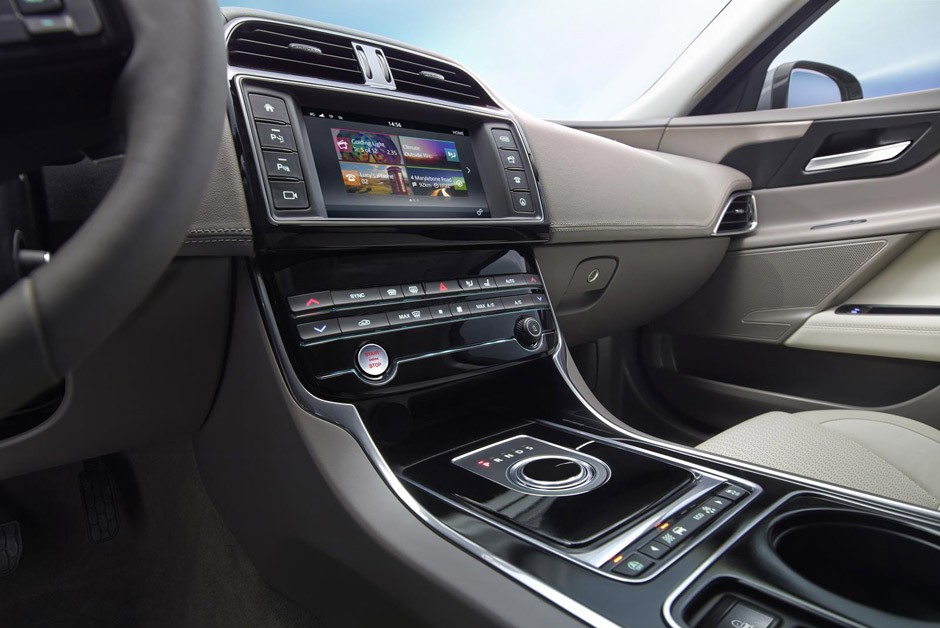 Jaguar XE 2015  