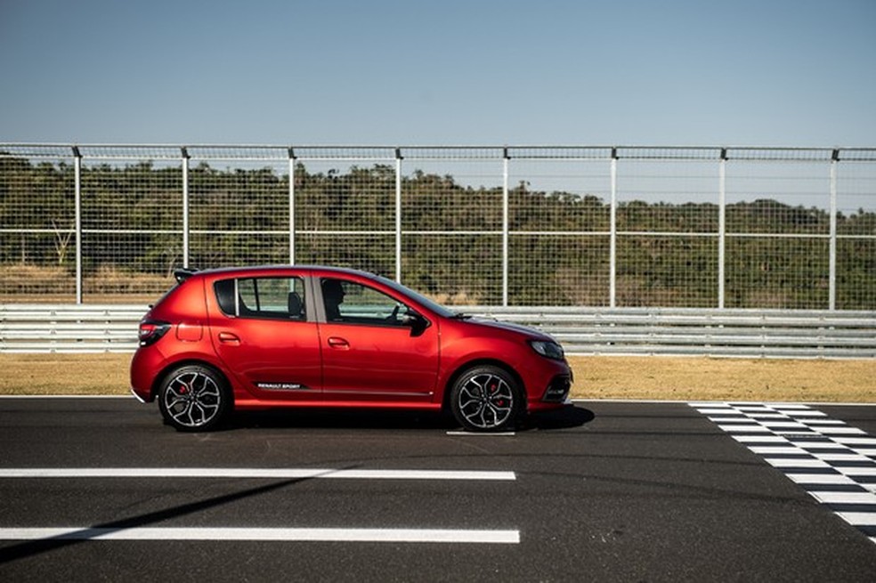 Laterais exibem novos adesivos e rodas de 17 polegadas (Foto: Divulgação) — Foto: Auto Esporte
