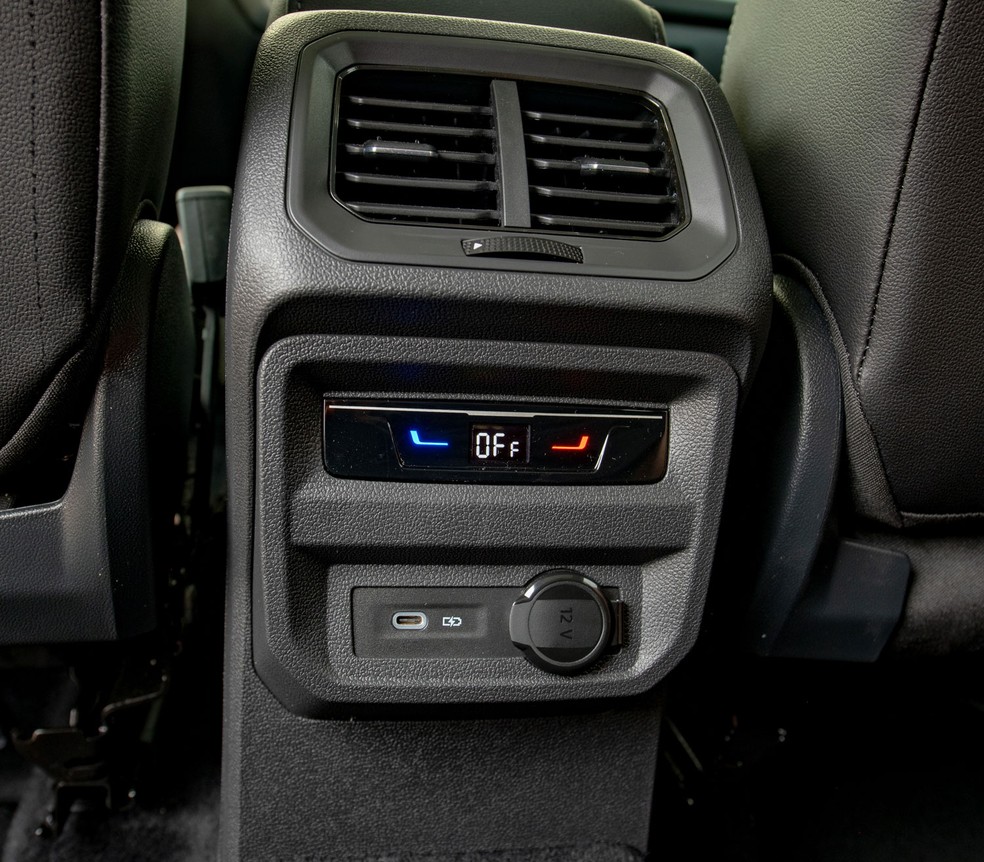 VW Tiguan R-Line tem entrada USB-C e regulagem de temperatura do ar-condicionado para os passageiros traseiros — Foto: Divulgação