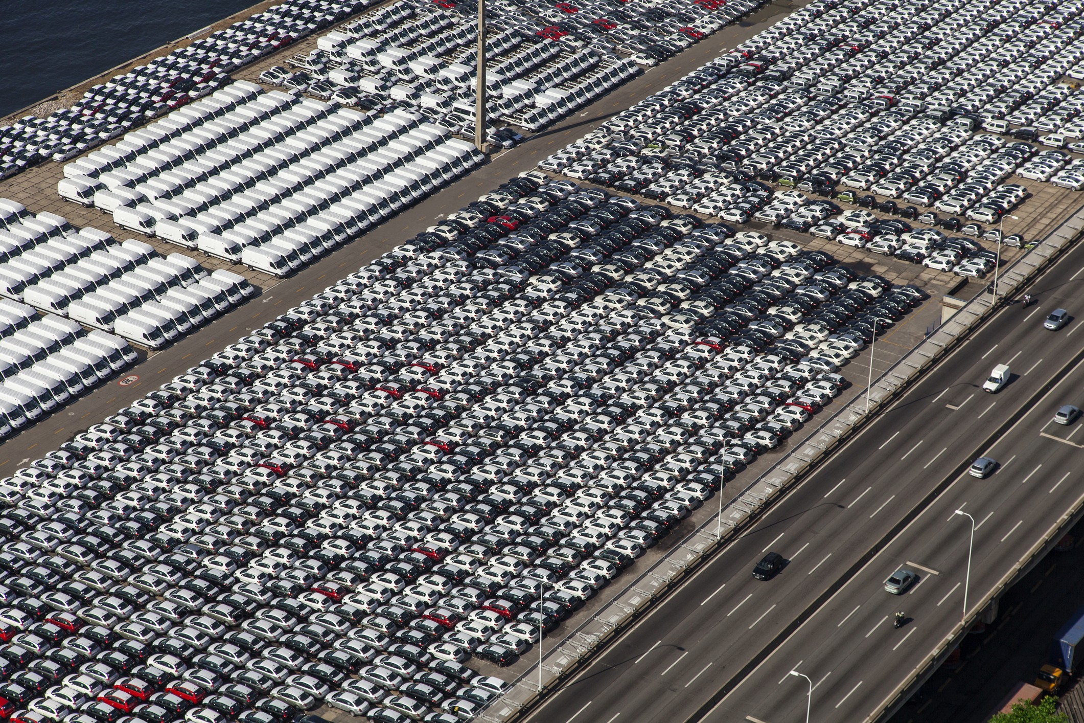 Venda de carros depende de juros e dólar para voltar a crescer em 2025