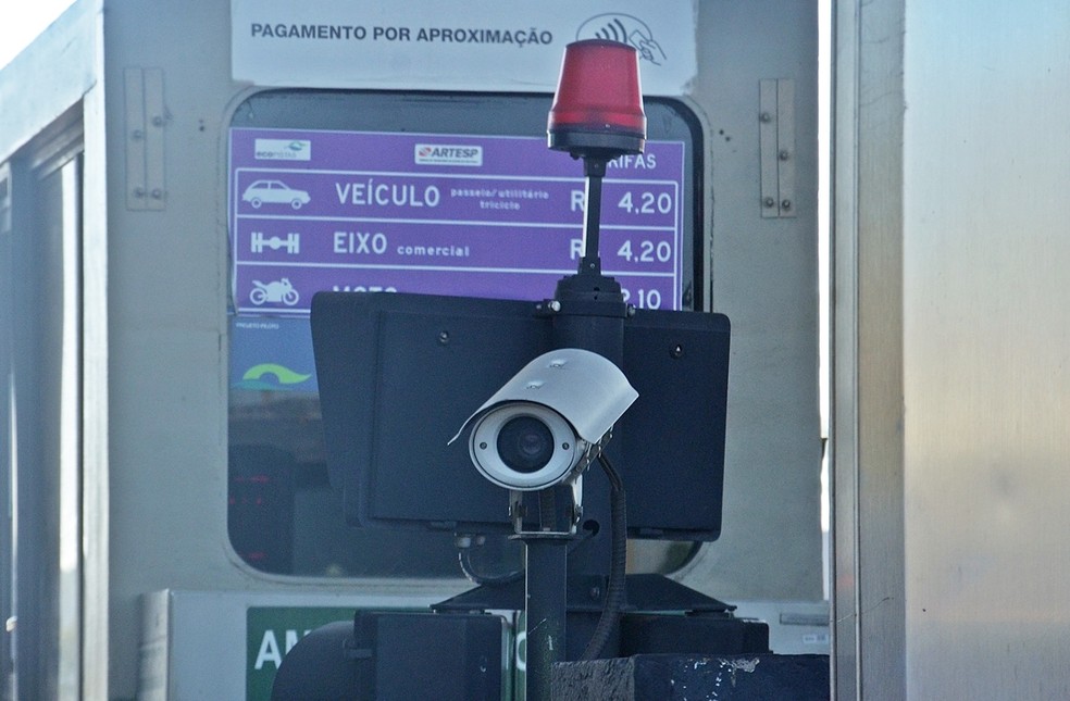 Pedágio é monitorado por câmeras; motorista pode receber multa ao passar pela cobrança automática sem pagar — Foto: André Schaun/Auto News Brasil